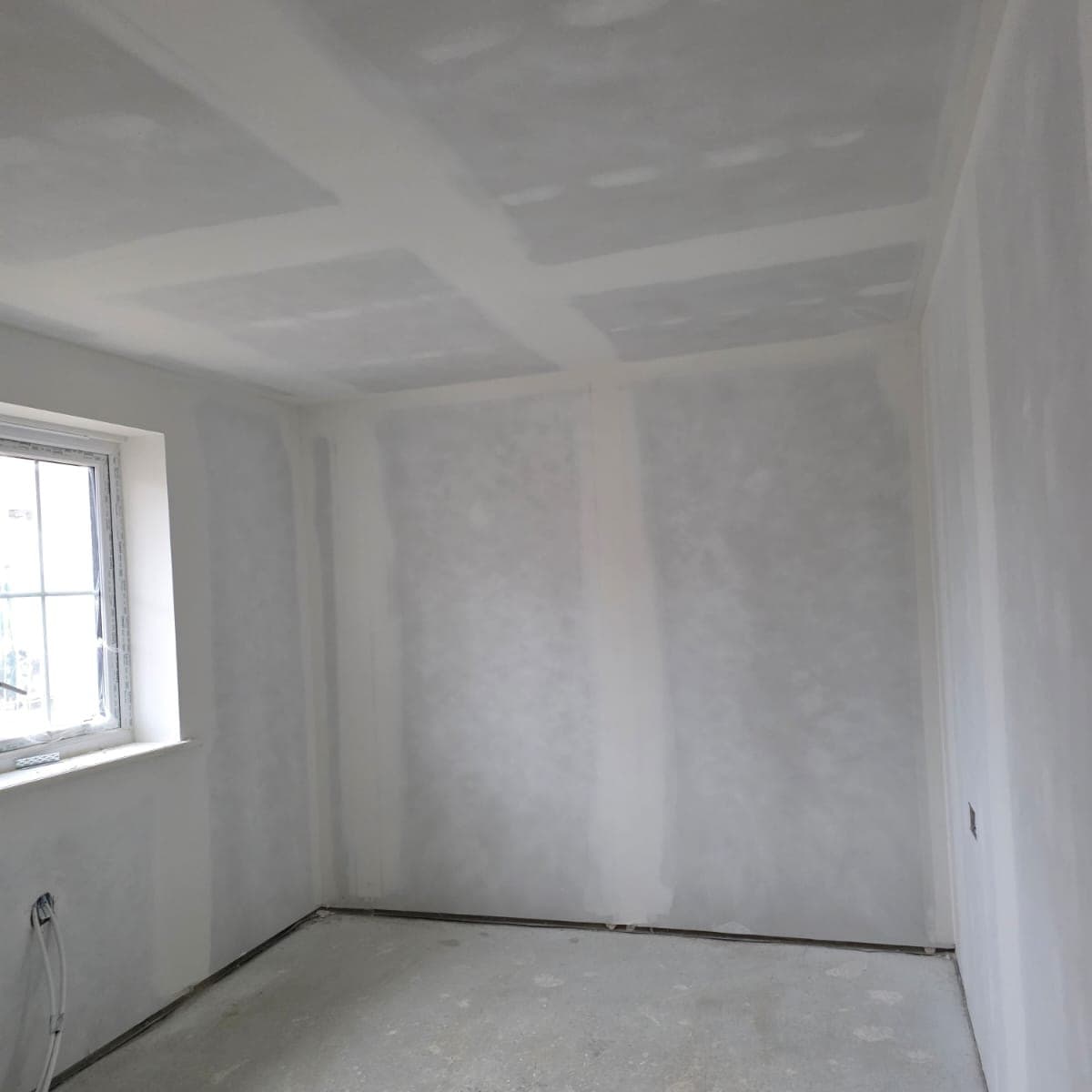 Skim finish to walls and a jointed ceiling in a new build bay